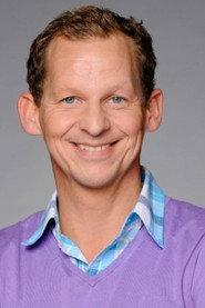 Joep Onderdelinden as Meneer Van Seumeren / Wim-Lex in HEMA, de Musical 2015