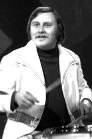 Alexander Demeshko as stroyotryadovets in Yas and Yanina 1974