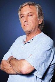 Patrick Poivey as Oliver Newton-John (voice) in Vivre c'est mieux que mourir 2006