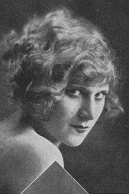 Naly Grant as Garota na praia in Amor que Redime 1928