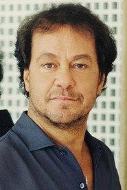 Giannis Parios as singer in A Nanny and a Maid, Everyone 1971