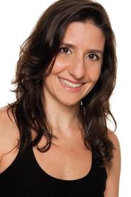 Mariana Bassoul as Recepcionista ("O Farsante/Fama") in O Auto da Boa Mentira 2021