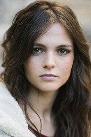 Giulia Anchisi as Valentina in Fuori c'è un mondo 2018