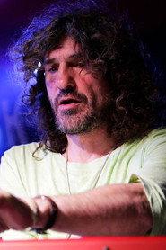 Iñaki Antón as Uoho in Extremoduro - Gira 2002 2004