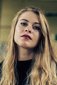 Lison Boulain as Candice in Ne te retourne pas 2016
