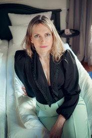Sandra Steinbach as Brigitte in Wenn Papa auf der Matte steht 2023
