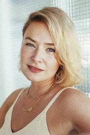 Vanessa Eckart as Sofia in Unter der Welle 2022