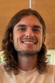 Luis M. Campillo as Edu in Un Oasis Lejano 2026