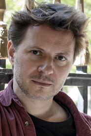 Sébastien Azzopardi as Sam in Ma version de l'histoire 2025