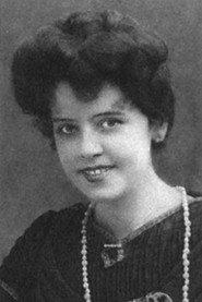 Anna Hillberg as Adele Petterson in Adolf klarar skivan 1938