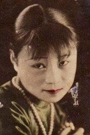 Xuepeng Fan as Aunt Qian (as Xueming Fan) in Family 1957