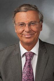 Wolfgang Bosbach as Wolfgang Bosbach in Ich war Angela Merkel – Das Zahlemann Protokoll 2021