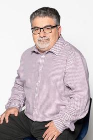 Mihalis Tsohos as Εκφωνητής in Play Responsibly