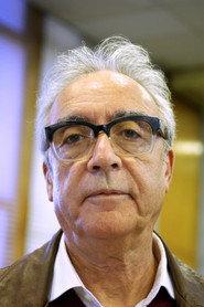 Juan José Millás as Himself in La muerte contada por un sapiens a un neandertal