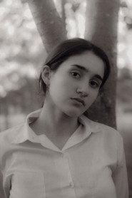Gabriela Parra as Violeta in Vivir del recuerdo 2025
