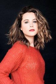 Klara Deutschmann as Lena Vogt in Allein zwischen den Fronten 2024