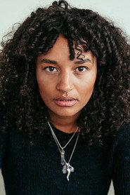 Jamie Watson as Lisa in Dein perfektes Jahr 2024