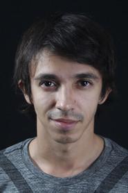 Eduardo Segura as Caio in Salve, Guys! 2023