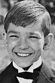 Jan Priiskorn Schmidt as Orla - hjælper på skydebanen in The Girl and the Playboy 1965