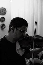 Andrey Grego as Violin in Quiprocó 2023