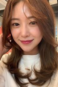 Lee Bom as Ri-ah in Essay Love 2021