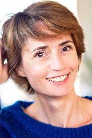 Lucie Laurent as Isa, Clémence's mother in A Cat's Life 2023