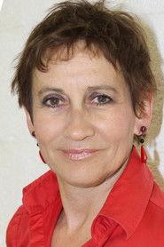 Caroline Loeb as Denise in Des mains en or 2023