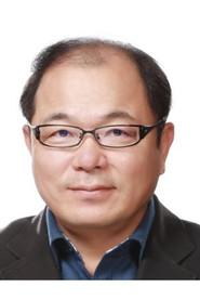 Yoo Hyung-gwan as Changgeuk troupe member in Sopyonje 1993