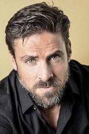 Ofer Ruthenberg as Roy in Freak Out 2015
