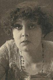 Annie Bos as Marfa Darbet in Ontmaskerd 1915