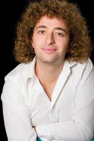 Alejandro Nogales as Martin (Camarero) in Voy con todo 2026