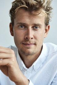 Mathias Bøgelund as Ekspedient in Hunting Season 2019