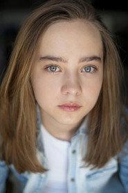 Sophie Leonard as Abbie in Traveler 2021