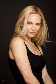 Raeden Greer as Allie in Maggie 2015