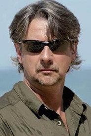 Víctor Mallarino as Manuel Rico in Malcriados 2016