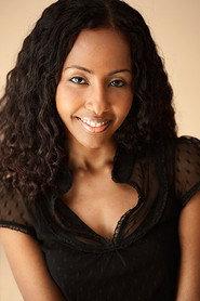 Lula Ali Ismaïl as Dr. Yasmin in The Gravedigger's Wife 2021