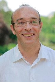 Gilles Vernet as self in Et si on levait les yeux ? Une classe face aux écrans 2024