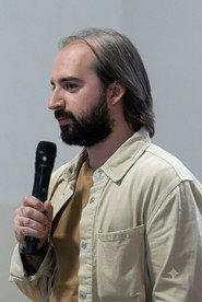 Pedro Crispim as Man on toilet (uncredited) in Liberdade Condicional 2014