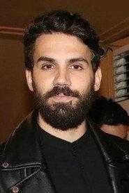 George Lentzas as Akis in Liveloula 2015