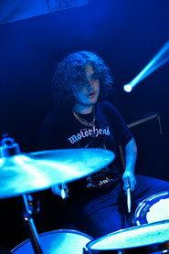 Loris Burger as Loris, le batteur in C302 2026