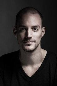 Justus van Dillen as Alex in Dertigers: De Kerstfilm 2023