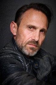 Christoph Ostenfelder as Vater in Searching Home 2025