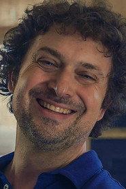 Stefan Mocker as Hotelmitarbeiter in Ein Goldfisch unter Haien 2004