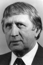 Vladimir Shcheglov as otets Shakhova in Right to Choose 1984