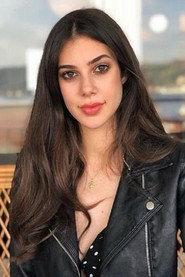 Deren Talu as Defne Samu in Aşk Filmi 2024