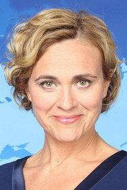 Caren Miosga as Caren Miosga in Ich war Angela Merkel – Das Zahlemann Protokoll 2021
