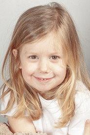 Luna López as Cris García Loyola in Father There is Only One 4 2024