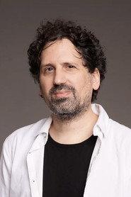 Leo Bromberg as Policía in PENDEJO 2025
