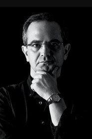 Henrique Manuel Pereira as Narração in The Turtleneck Society 