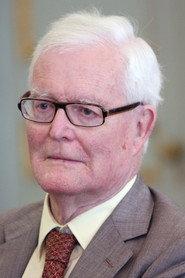 Douglas Hurd as Self in How to Be Foreign Secretary 1998